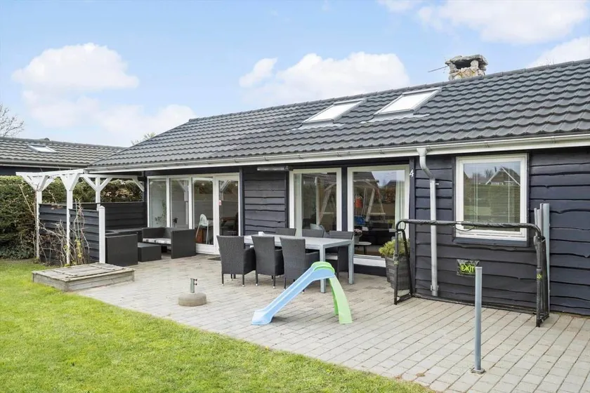 Holiday home with terrace, barbecue & garden - Image 1