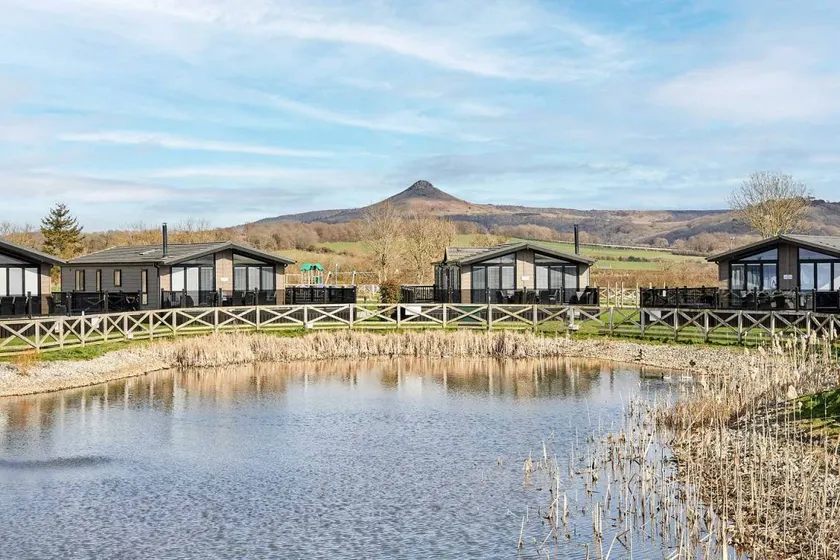 Scenic Lodge Retreat with Hot Tub & Lake Views near Roseberry Topping, Great Ayton, North Yorkshire - Image 1