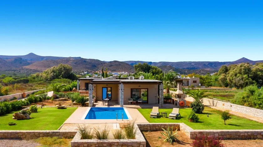 Villa with BBQ, garden & private pool | Water view | Beach nearby - Image 1