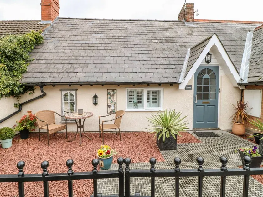 Cottage with garden - Image 1