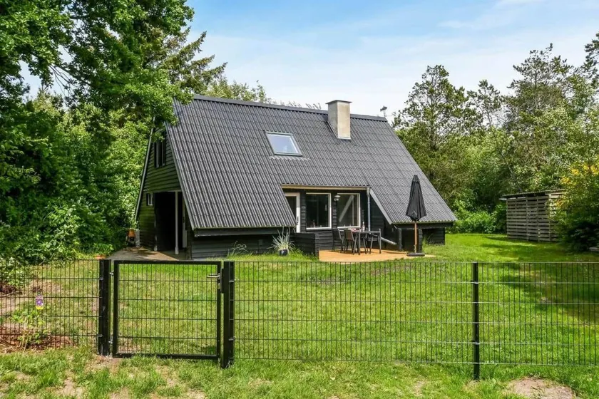 Holiday home with garden & BBQ - Image 1