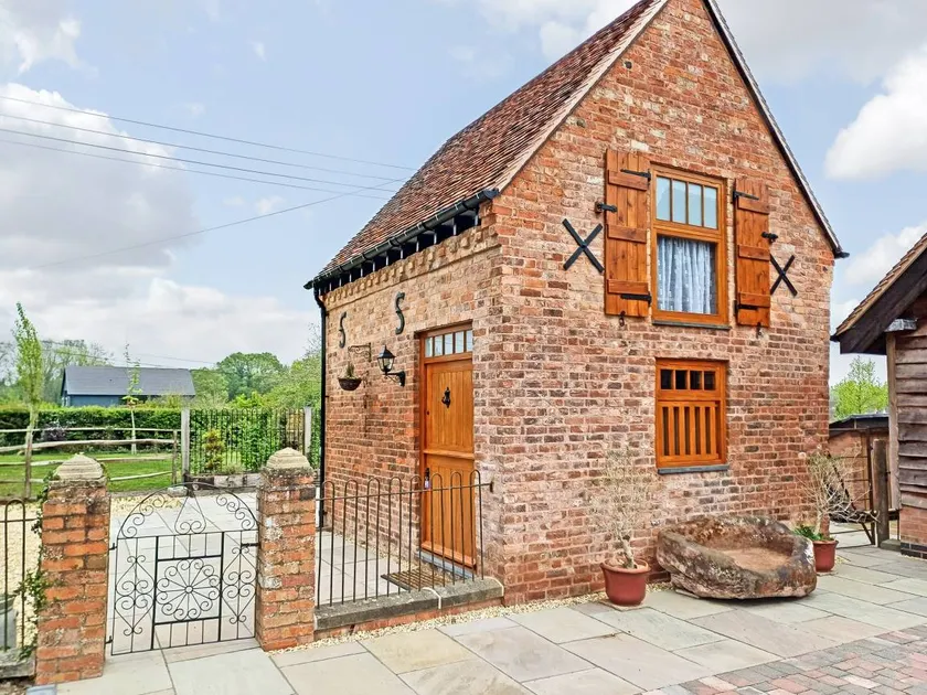 Family-oriented cottage with garden & barbeque | River view | Pet-friendly - Image 1