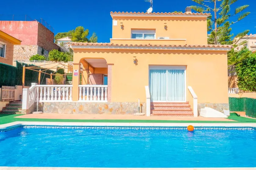 R103 Villa con piscina in Segur de Calafell - Image 1