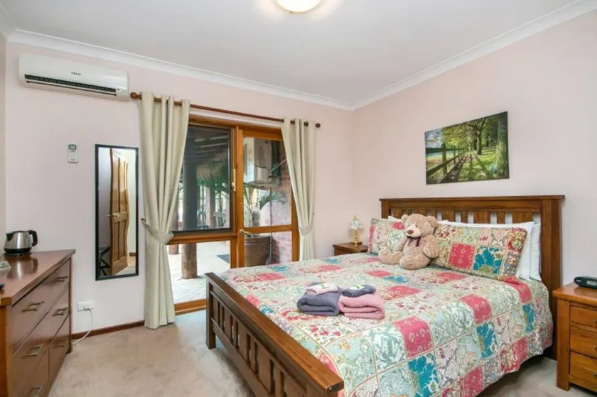 Familienorientiertes Privatzimmer mit Terrasse, Pool und Garten | Perfekt für die Arbeit von Zuhause - Image 1