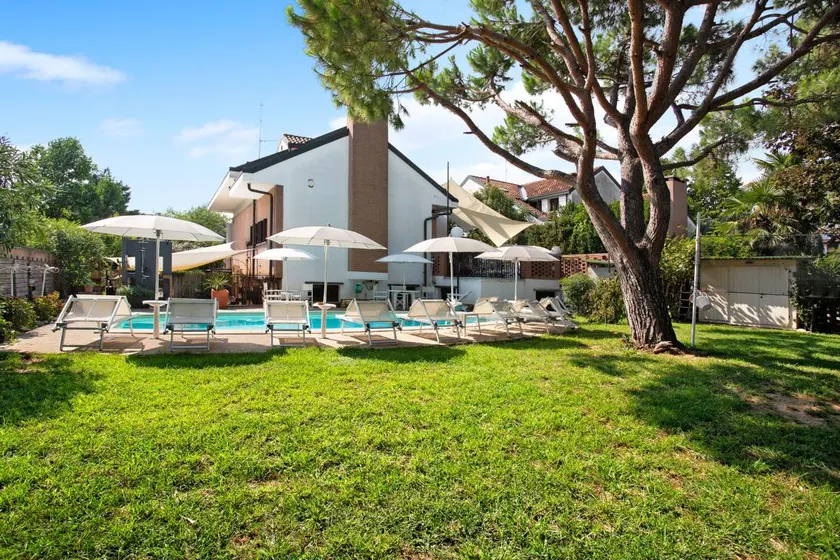 Villa avec terrasse, internet haut débit et piscine privée | Vue jardin - Image 1