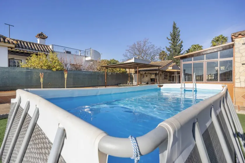 Ferienhaus mit privatem Pool, Terrasse und Garten | Stadtblick | Perfekt für die Arbeit von Zuhause - Image 1