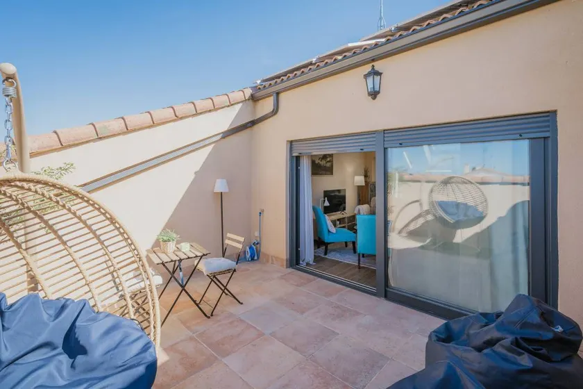 House with terrace, pool & barbecue | City view - Image 1