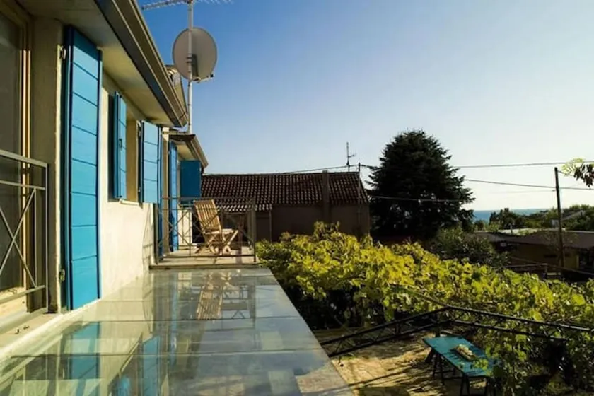 Flat with terrace - Image 1