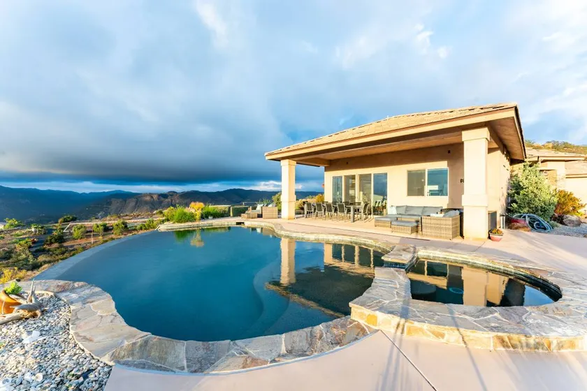 Holiday home with BBQ, private pool & garden - Image 1