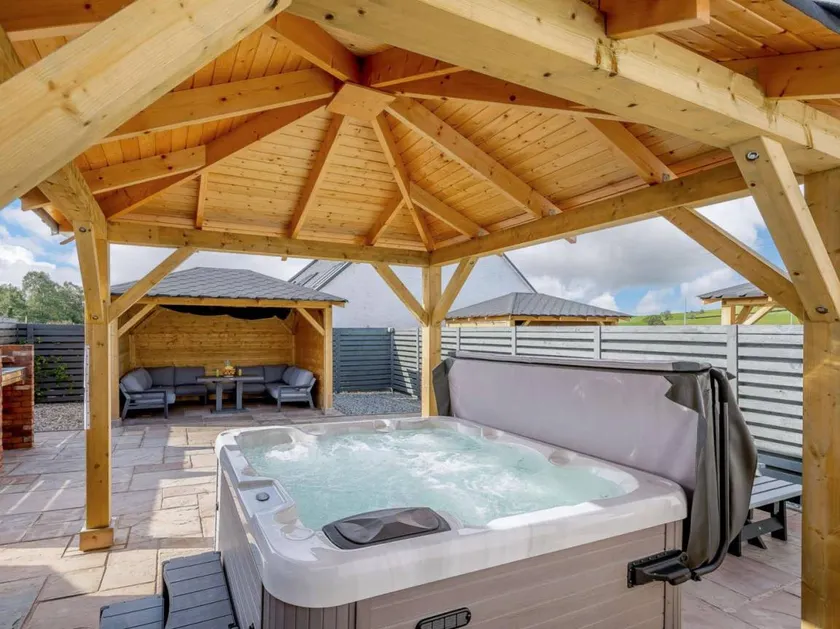 Fully equipped holiday home with hot tub & garden | Pet-friendly - Image 1