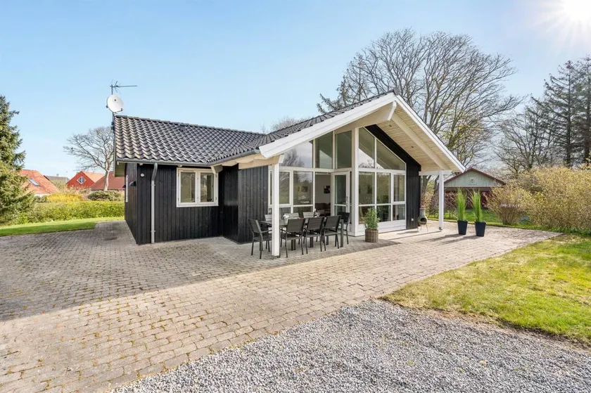 Holiday home with barbecue & terrace - Image 1