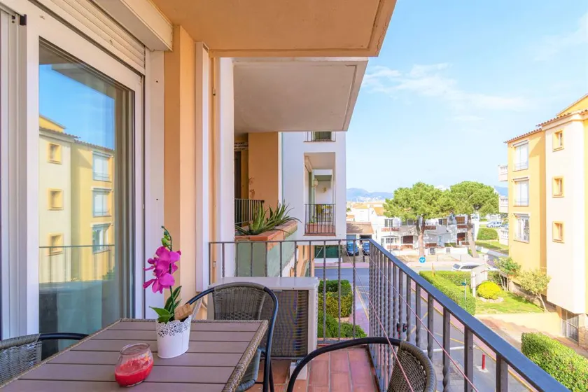Apartment with pool, garden & terrace | Beach nearby | Pet-friendly - Image 1