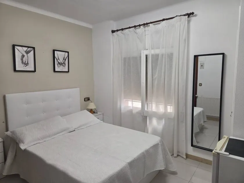 Zimmer 'Habitac. Doble -Cama De Matrimonio-' mit Gemeinschaftspool, Terrasse & WLAN - Image 1