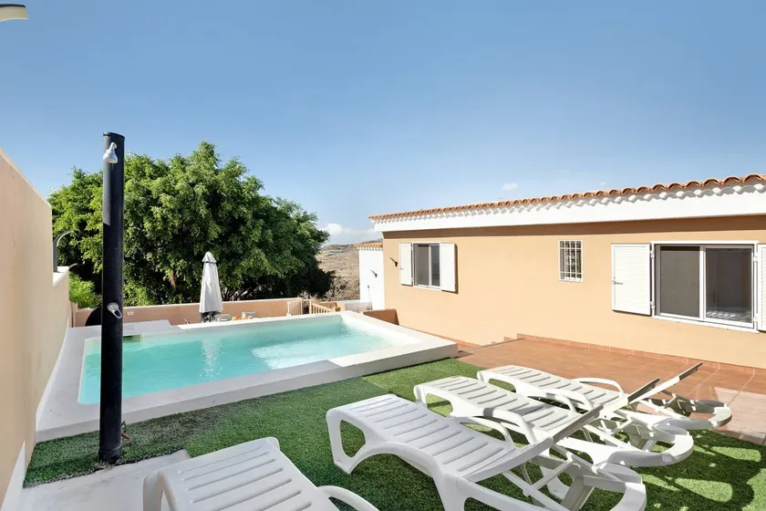 Holiday home with terrace, garden & BBQ | City view - Image 1