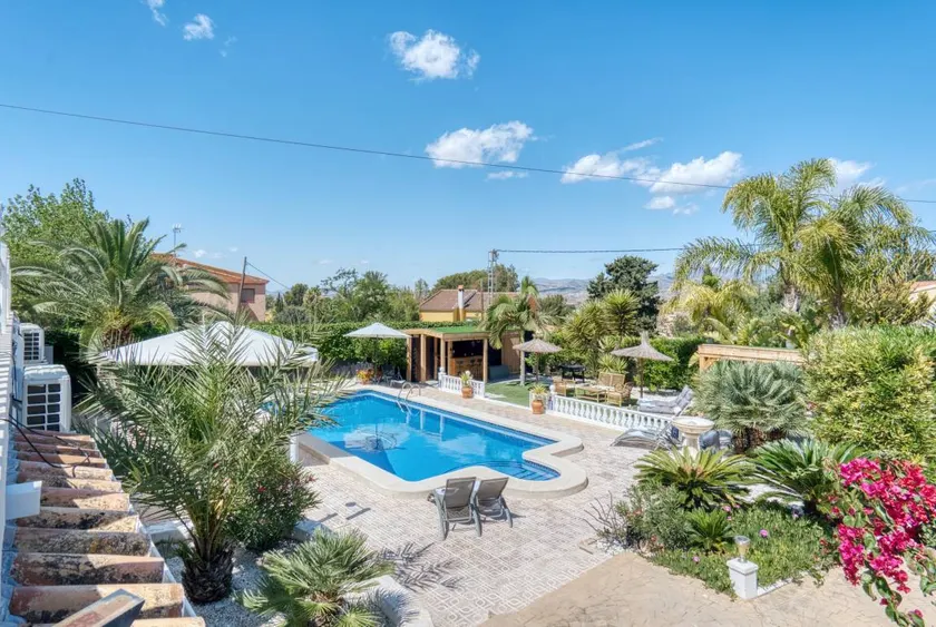 Appartement avec barbecue, jardin et terrasse | Vue jardin - Image 1