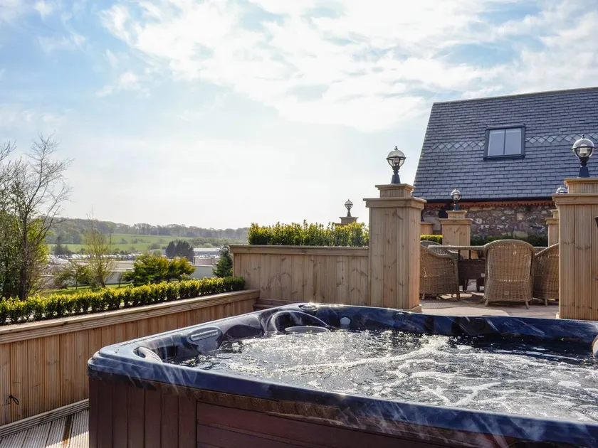 Cottage with hot tub, garden & BBQ - Image 1