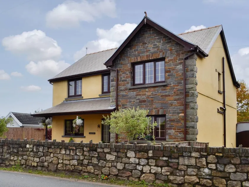 Family-friendly cottage with barbeque, hot tub & garden | Dogs allowed - Image 1