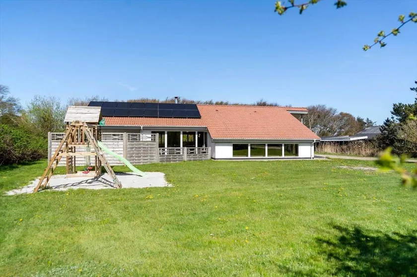 Family-oriented house with terrace, pool & sauna - Image 1