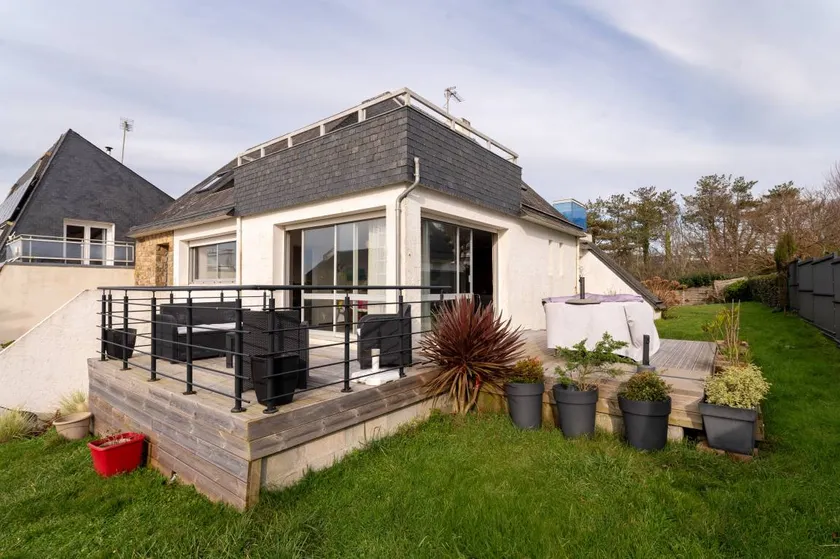 Child-friendly house with BBQ, terrace & garden | Garden view | Next to the beach - Image 1