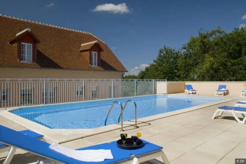 Apartment with heated pool - Image 1