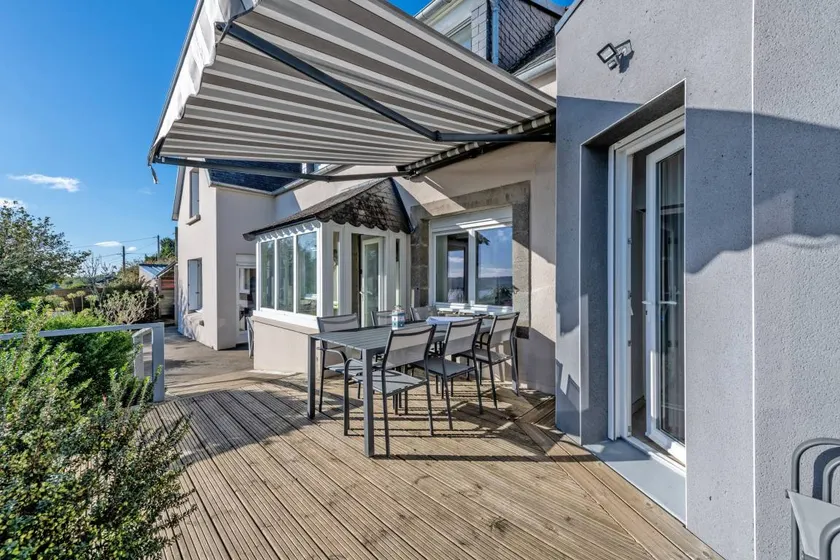 Holiday Home 'Large Family House Air Conditioning Sea View' with Private Garden and Wi-Fi - Image 1