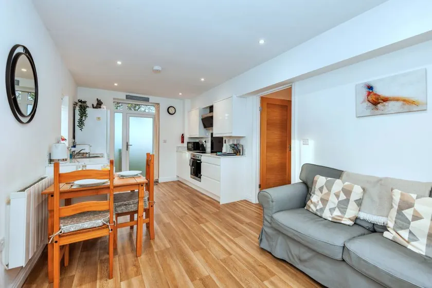 Fully equipped holiday home with garden - Image 1