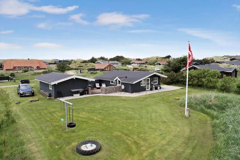 Holiday home with BBQ & terrace - Image 1