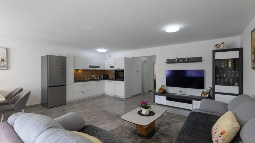 Flat with terrace - Image 1