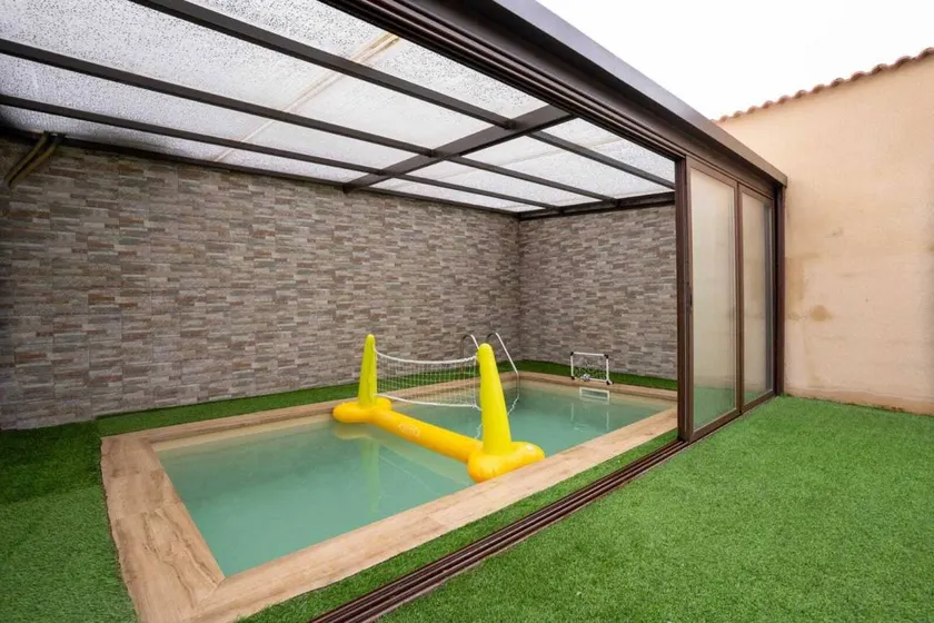 Holiday home with garden, private pool & BBQ - Image 1