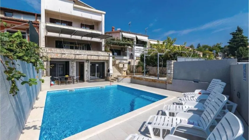 Family-oriented villa with terrace, BBQ & private pool - Image 1
