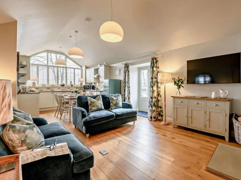 Holiday home with barbecue & garden - Image 1
