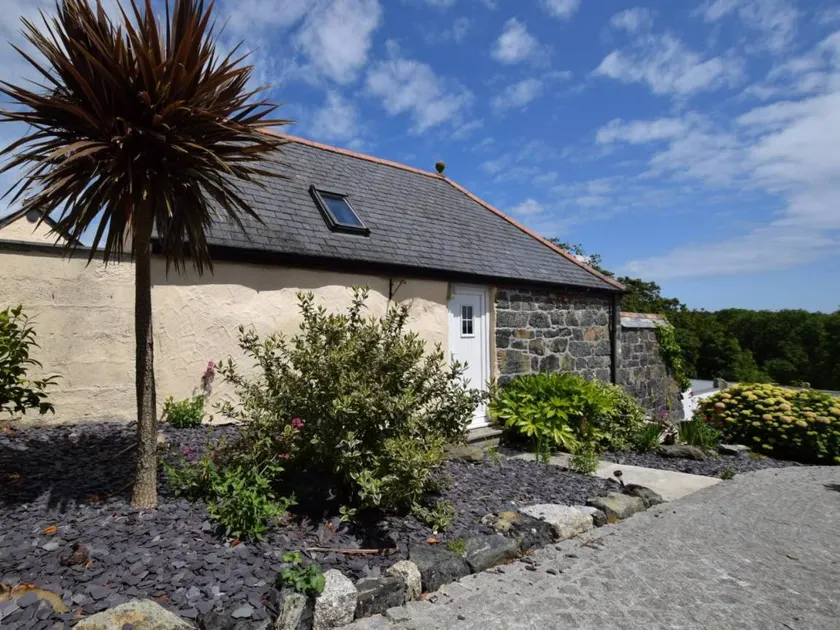 Cottage with garden, pool & barbecue - Image 1