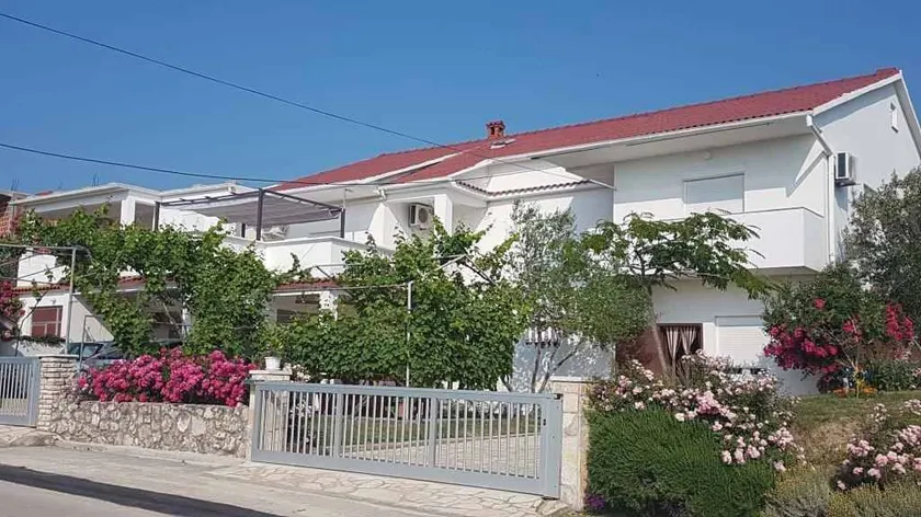 Flat with garden, barbecue & terrace - Image 1