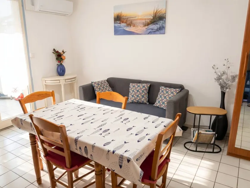 Holiday home with terrace, garden & barbecue - Image 1