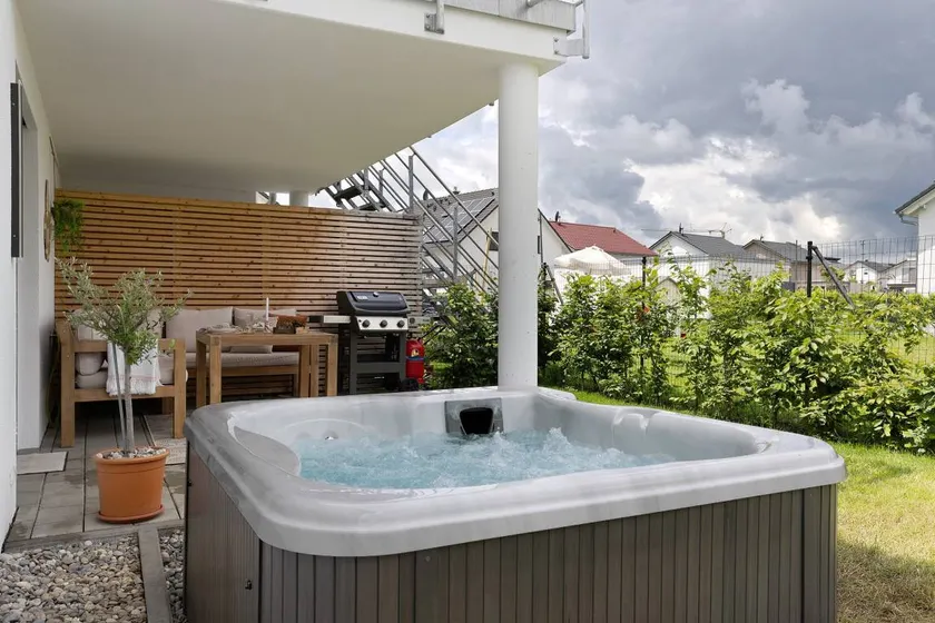 Agréable appartement de vacances adapté aux familles avec barbecue, jardin et jacuzzi | Vue jardin | Parfait pour le travail à distance | Avec animaux autorisés - Image 1