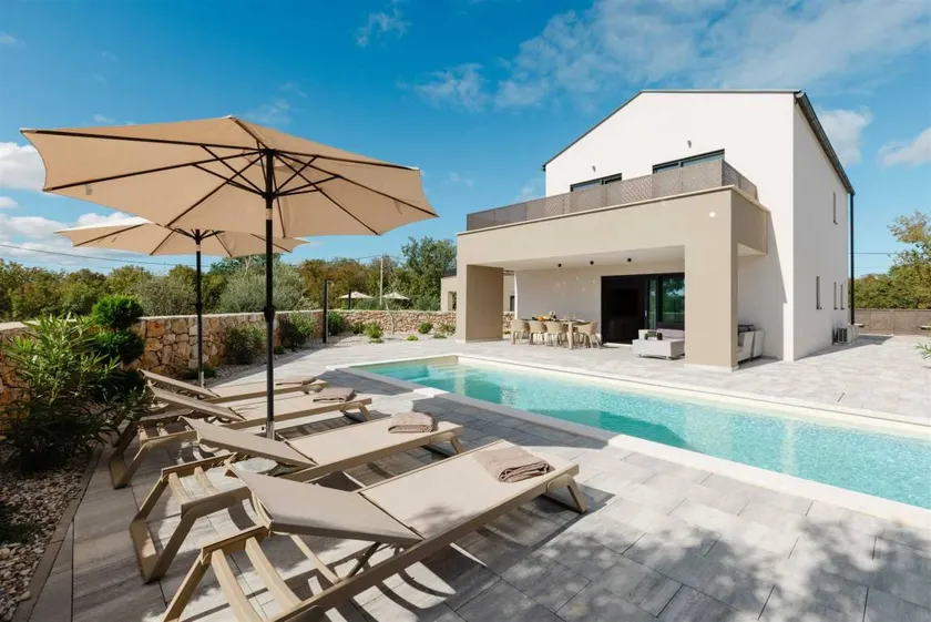 Villa con barbacoa, piscina y jardín | Vistas a la piscina - Image 1