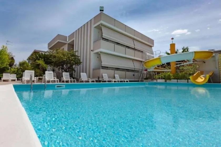 Résidence de vacances avec piscine - Image 1