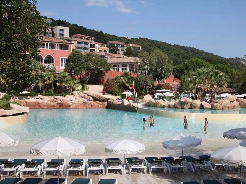 Apartment with terrace & pool - Image 1