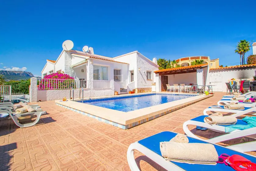 Villa with barbecue, garden & private pool - Image 1