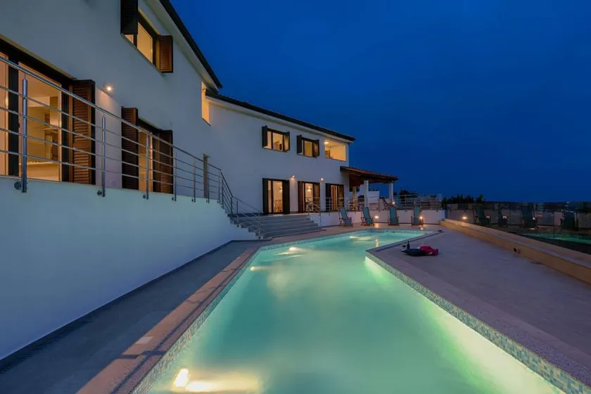 Wonderful villa with garden, private pool & barbeque | Pool view - Image 1