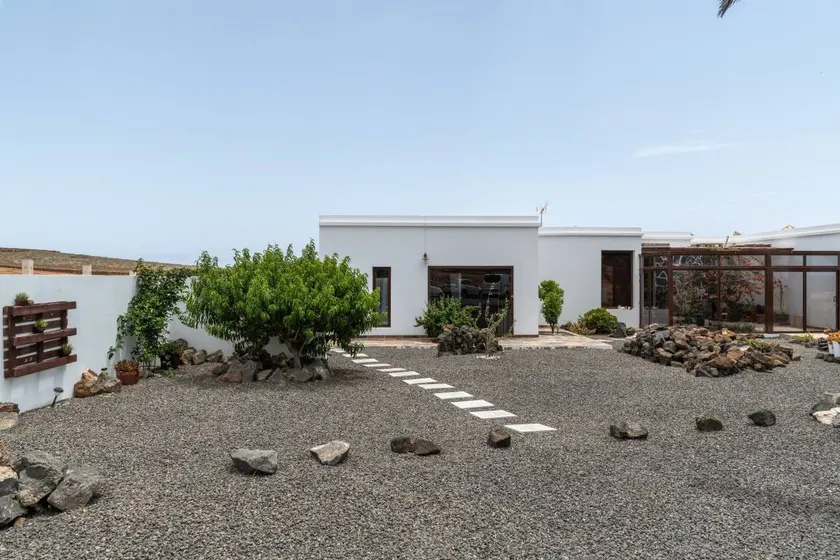 Casa con jardín y terraza | Vistas a la montaña - Image 1