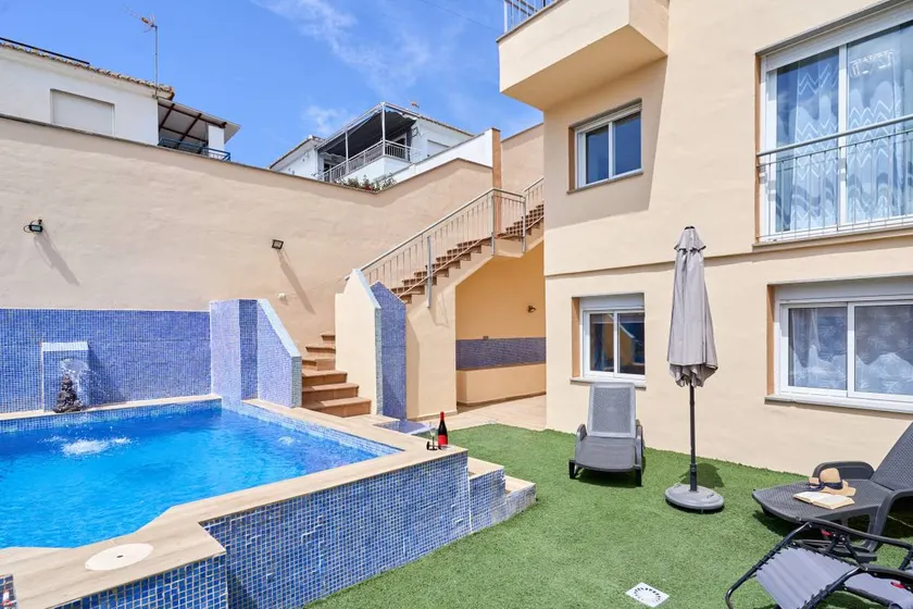 Wonderful holiday home with terrace, barbeque & garden | Sea view - Image 1