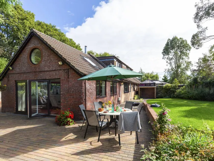 Cottage with garden, hot tub & BBQ - Image 1