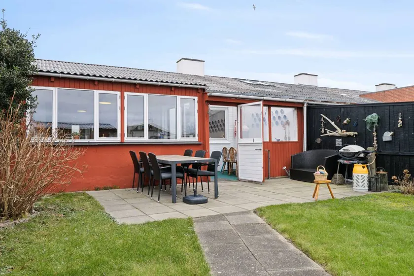 Villa with barbeque, garden & terrace - Image 1