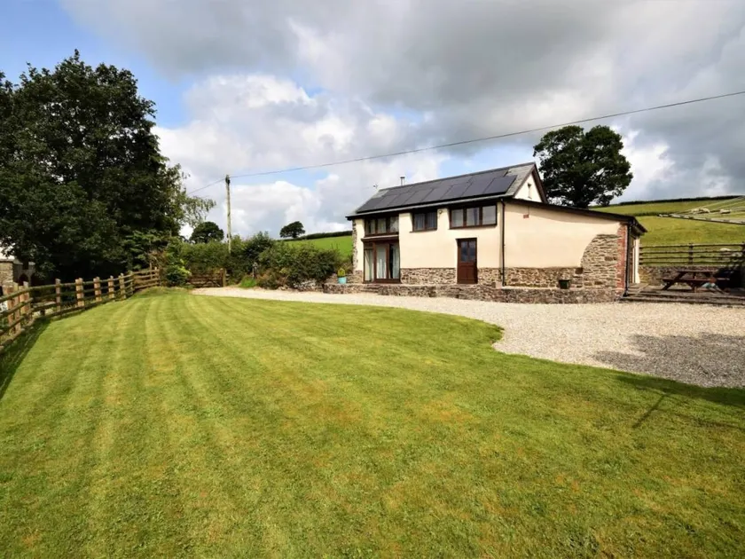 Fully equipped cottage with garden - Image 1