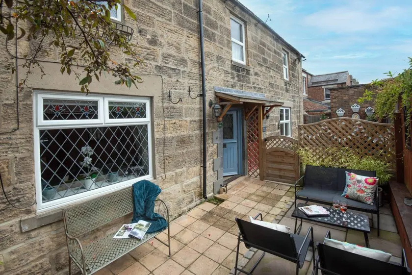 Cottage with garden - Image 1