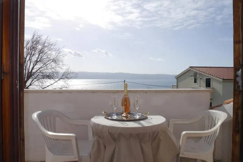 Lovely holiday apartment with barbeque & garden | Sea view | Next to the beach - Image 1