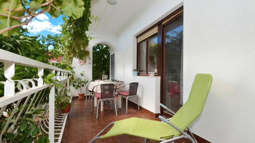 Charming apartment with BBQ & terrace - Image 1