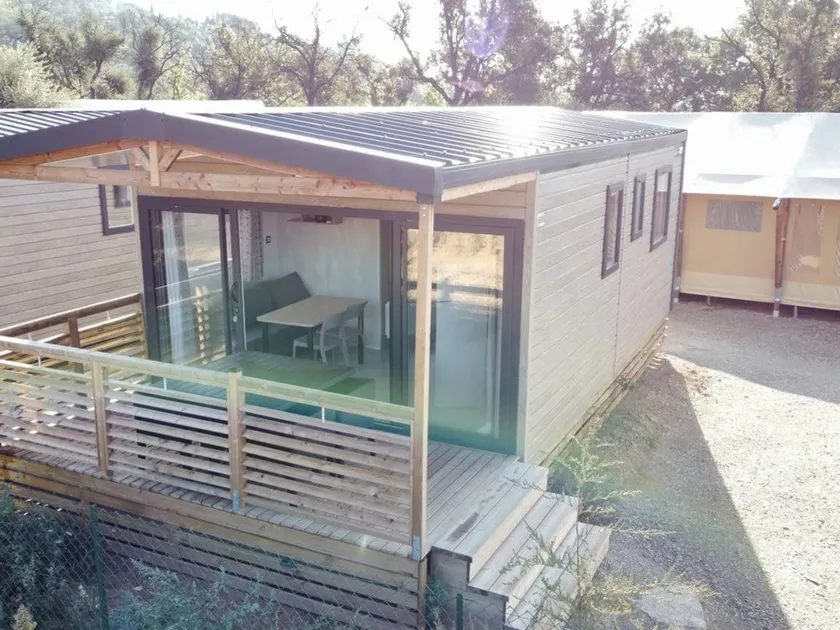 Mobile home with pool - Image 1