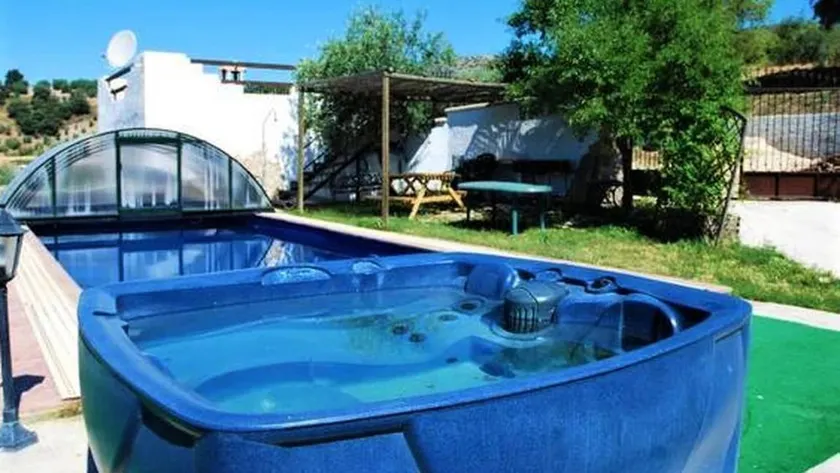 Lovely house with pool, barbecue & jacuzzi | Pet-friendly - Image 1